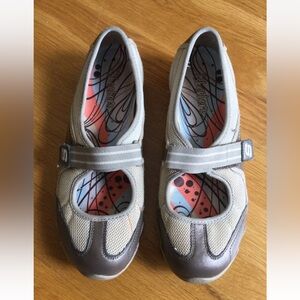Skechers Womens Mary Jane Strap Sneakers Size 6.5 EUC